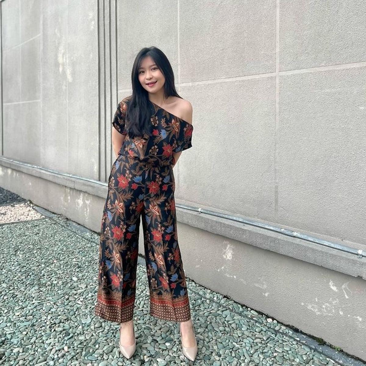 5 Padu Padan Stylish Batik dan Celana untuk Kondangan, Tampil Anggun dan Modis!