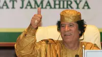 Muammar Khadafi saat pertemuan dengan negara-negara uni afrika. Foto diambil pada 5 Juli 2005 (CRIS BOURONCLE / AFP)