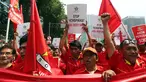 Massa dari Sentral Organisasi Karyawan Swadiri Indonesia (SOKSI) pimpinan Ali Wongso Sinaga melakukan aksi di depan gedung Direktorat Jenderal Administrasi Hukum Umum (Ditjen AHU) Kementerian Hukum dan HAM, Jakarta, (14/9). (Liputan6.com/Johan Tallo)