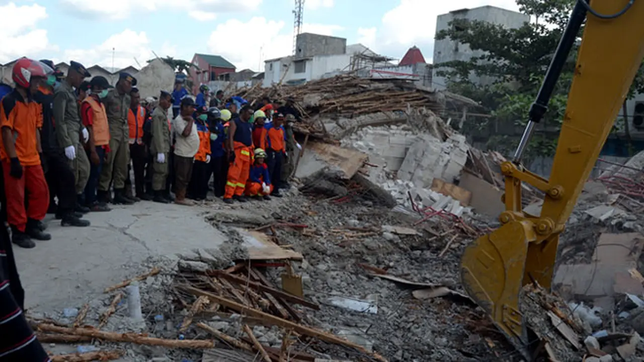 Jasad Korban Dibawah Puing Beton