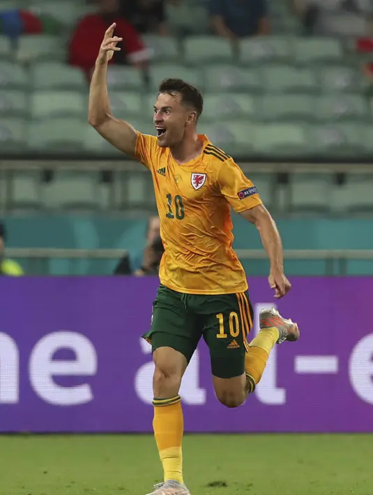 Gelandang Wales, Aaron Ramsey melakukan selebrasi usai mencetak gol ke gawang Turki pada pertandingan grup A Euro 2020 di Stadion Olimpiade Baku di Baku, Rabu (16/6/2021). Wales menang atas Turki dengan skor 2-0. (Tolga Bozoglu/Pool Photo via AP)