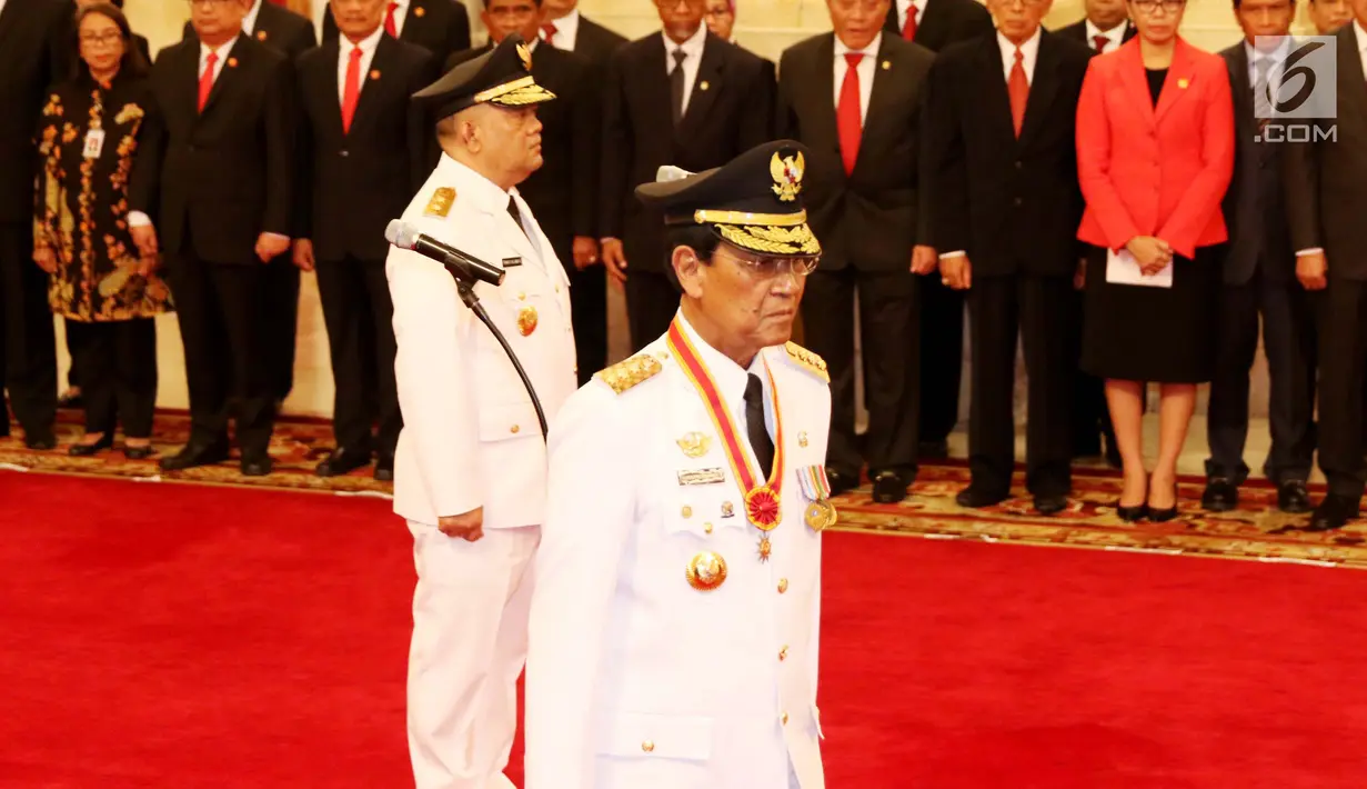 Sri Sultan Hamengku Buwono X (tengah) dan KGPAA Paku Alam IX (kanan) saat pelantikan Gubernur DIY dan Wakil Gubernur DIY periode 2017-2022 di Istana Negara, Jakarta, Selasa (10/10). (Liputan6.com/Angga Yuniar)