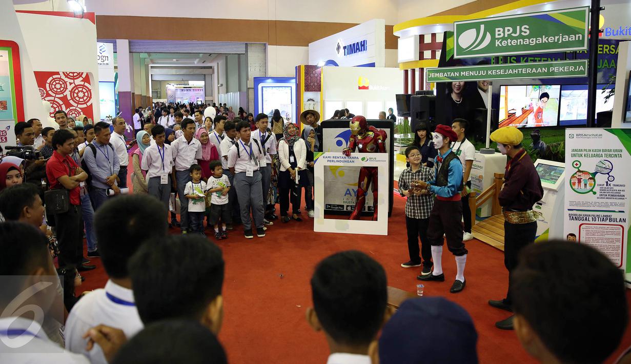 Pantomim dan tokoh Batman hibur pengunjung di gerai BPJS ketenagakerjaan pada IBD Expo 2016 di JCC, Jakarta, Sabtu (10/9). Aksi menghibur ini merupakan program edukasi kepada pengunjung. (Liputan6/JohanTallo)