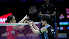 Pebulu tangkis tunggal putri Korea Selatan, An Se Yong (kiri) bertukar bandana atau headband dengan wakil China, Wang Zhi Yi pada babak semifinal Indonesia Open 2024 di Istora Senayan, Jakarta, Sabtu (08/06/2024). (Bola.com/Bagaskara Lazuardi)