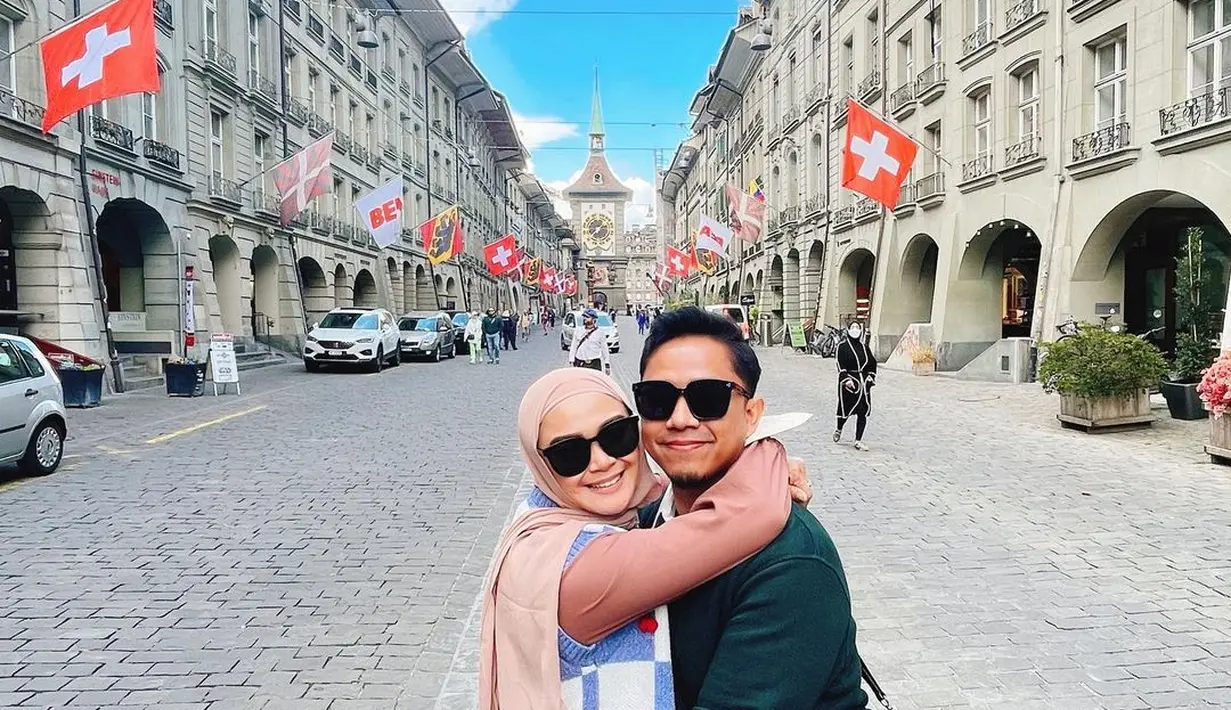 Sebelum singgah di Italia, Sheza Idris dan keluarga sempat mampis di Swiss. Mengabadikan momen di negara penghasil cokelat itu, Sheza Idris kembali jadi cewek kue dengan memadukan kemeja cokelat dan vest kotak-kotak berwarna putih biru. Untuk kenyamanan, Sheza Idris memilih mengenakan celana jeans dan sneakers sebagai bawahan. (instagram/shezaidris)