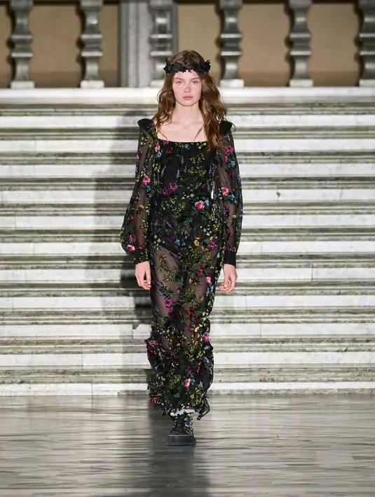 Ada juga billowing tunics yang panjang dan pendek, menampilkan kepangan warna hitam dan gading, jumbai, dan kancing yang menggemakan motif cerita rakyat Skandinavia. Foto: Document/Max Mara.