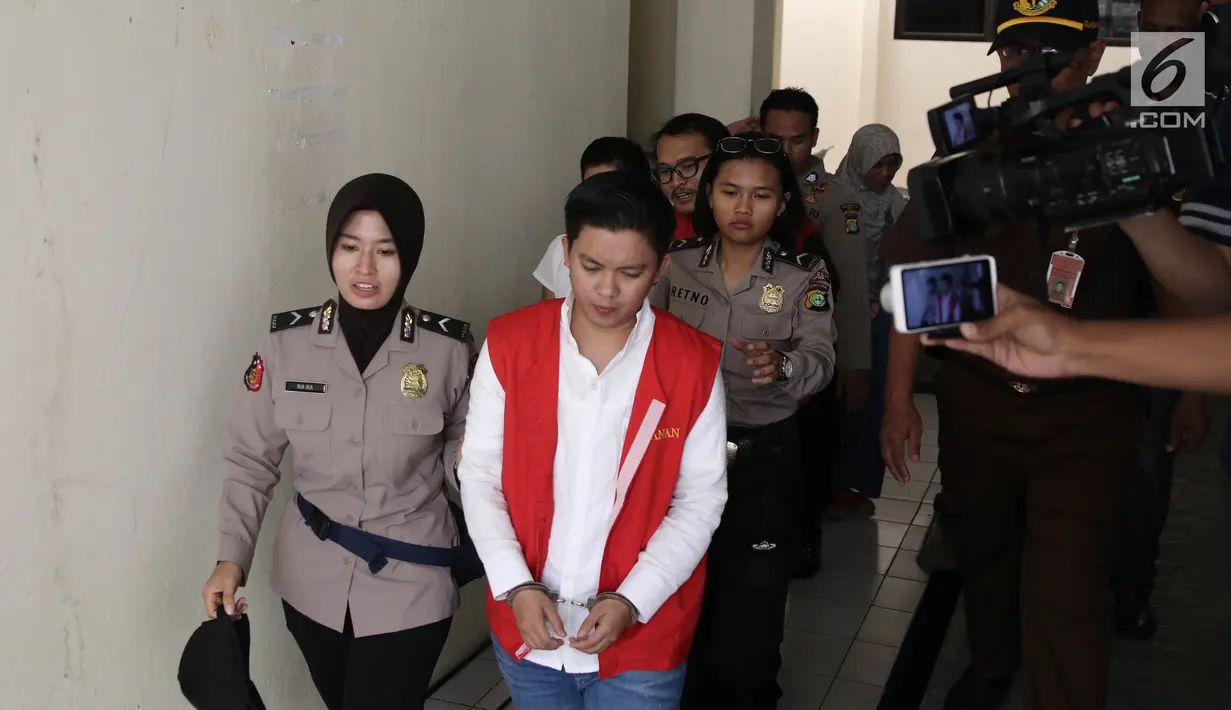 Komisaris First Travel Kiki Hasibuan bersiap menjalani sidang lanjutan dengan agenda pembacaan nota pembelaan (pleidoi) di Pengadilan Negeri Depok, Jawa Barat, Senin (21/5). Kiki batal membaca pleidoi di sidang tersebut. (Liputan6.com/Herman Zakharia)