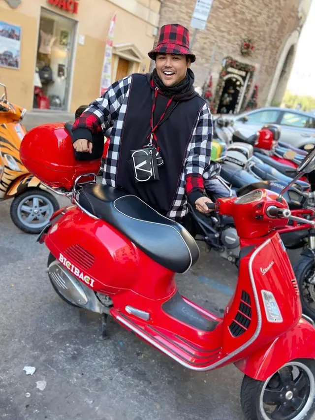 Potret Ivan Gunawan saat Liburan di Eropa, Stylish Bak Model