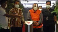 Sekretaris Daerah Kota Tanjungbalai, Yusmada (ketiga kiri) digiring petugas usai penetapan tersangka dan penahanan, Gedung KPK, Jakarta, Jumat (27/8/2021). Yusmada ditetapkan sebagai tersangka dugaan korupsi lelang mutasi jabatan di Pemkot Tanjungbalai tahun 2019. (Liputan6.com/Helmi Fithriansyah)