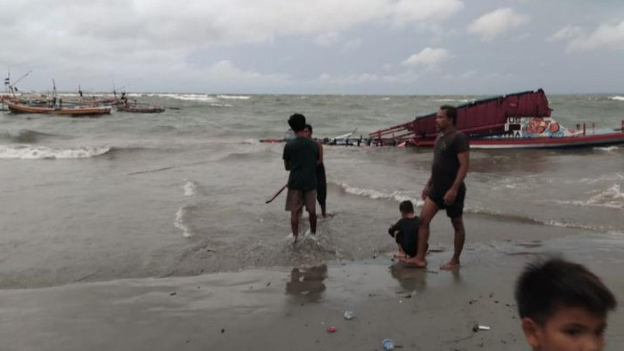 Kapal Wisatawan dari Pulau Tikus ke Pantai Malabero Bengkulu Tenggelam, Tujuh Orang Meninggal Dunia
