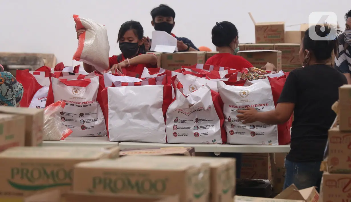 Pekerja sedang mengemas bantuan paket sembako dari Presiden Joko Widodo di Tangerang, Sabtu (9/6/2020).  Ribuan paket sembako tersebut akan didistribusikan kepada warga kurang mampu di wilayah Bodetabek guna mengurangi beban ekonomi mereka di tengah pandemi COVID-19. (Liputan6.com/Angga Yuniar)