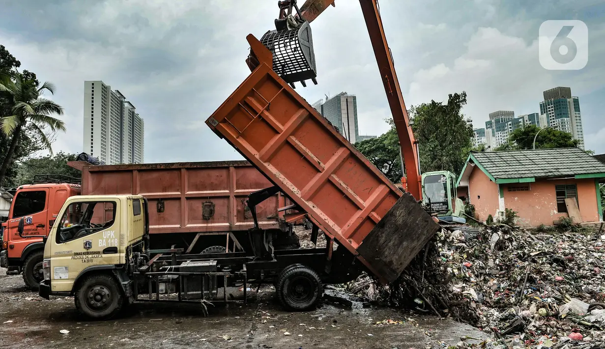 Petugas UPK Badan Air DLH Provinsi DKI Jakarta mengangkut sampah sungai memakai alat berat di TPSS Perintis Kemerdekaan, Jakarta, Selasa (16/2/2021). Selama musim hujan, volume sampah yang diangkut dari sungai di Jakarta meningkat hingga 600 meter kubik per hari. (merdeka.com/Iqbal S. Nugroho)