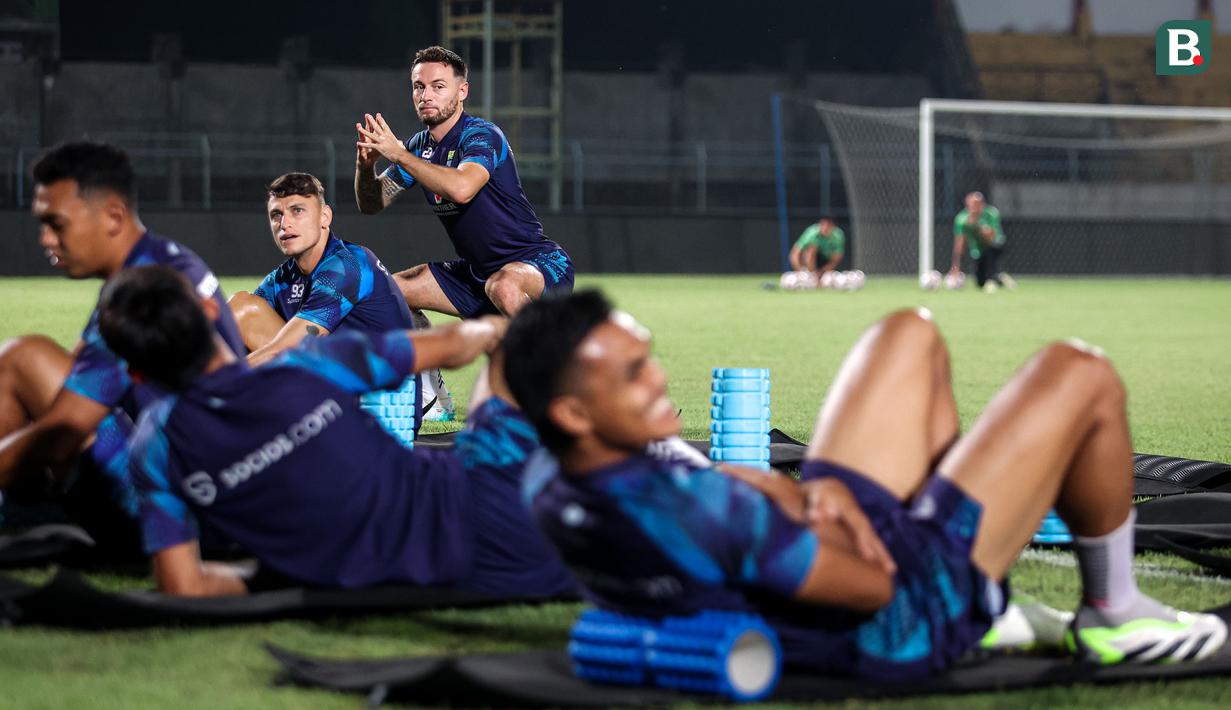 <p>Pemain Persib Bandung, Marc Klok (tengah) melakukan peregangan dalam sesi official training di Stadion Gelora Bangkalan, Madura, Kamis (30/5/2024) jelang laga leg kedua final Championship Series BRI Liga 1 2023/2024 menghadapi Madura United, Jumat, 31 Mei 2024. (Bola.com/Bagaskara Lazuardi)</p>