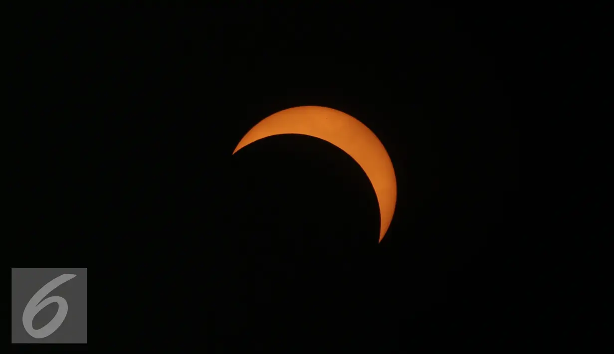 Pemandangan Gerhana Matahari Total (GMT) yang terlihat di Maba, Maluku Utara, Rabu (9/3). Di Maba, piringan matahari tertutup bulan selama 3 menit. Sayangnya, awan mendung bergelayut di depan matahari. (Liputan6.com/Anton William)