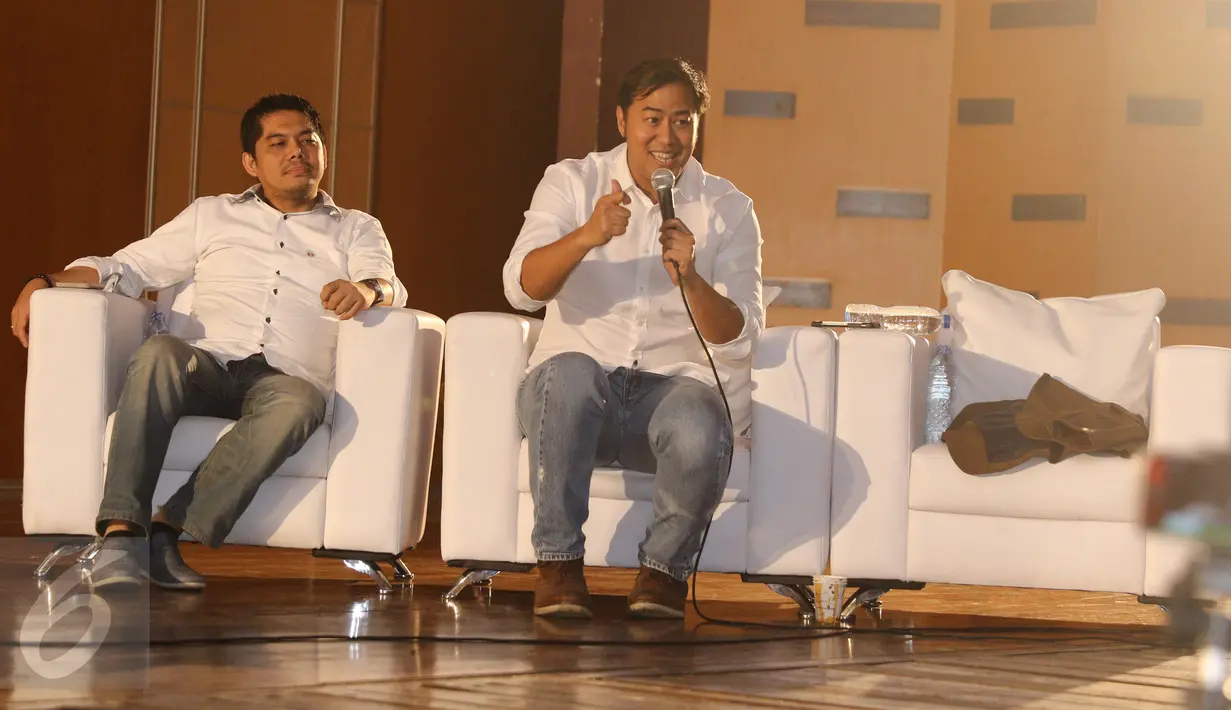 Pandji Pragiwaksono memberikan jawaban saat "Debat Kandidat Artis Pendukung Calon Gubernur dan Wakil Gubernur DKI Jakarta 2017" di kawasan kuningan, Jakarta, Kamis (12/1). Panji mendukung pasangan Anies-Sandi. (Liputan6.com/Herman Zakharia)