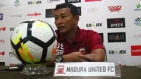 Djoko Susilo, pelatih sementara Madura United. (Bola.com/Aditya Wany)