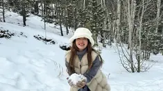 Mengunjungi Colorado Springs, Colorado, Amerika Serikat, Natasha Wilona tampil stylish dengan jaket berbulu tebal putihnya. Penampilannya yang menawan ini menuai banyak pujian netizen. Apalagi pose lucunya saat bermain salju ini banyak menuai perhatian para penggemar. (Liputan6.com/IG/@natashawilona12)