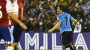 Cristian Rodriguez mencatatkan namanya pada papan skor saat Uruguay menang telak atas Paraguay 4-0 pada kualifikasi Piala Dunia 2018 Zona Conmebol di Montevideo (7/9/2016) WIB. (AFP/Pablo Porciuncula)