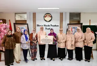 Dharma Wanita Persatuan (DWP) Kementerian Dalam Negeri (Kemendagri) menyerahkan bantuan sebesar Rp50 juta untuk membantu masyarakat terdampak bencana gempa bumi di Nusa Tenggara Timur (NTT).
