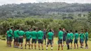 Para pemain Timnas Indonesia mendengarkan instruksi pelatih saat berlatih di halaman Hotel Lor In, Jawa Barat, Sabtu (3/12/2016). Timnas Indonesia siap menghadapi Vietnam pada semifinal Piala AFF 2016. (Bola.com/Vitalis Yogi Trisna)