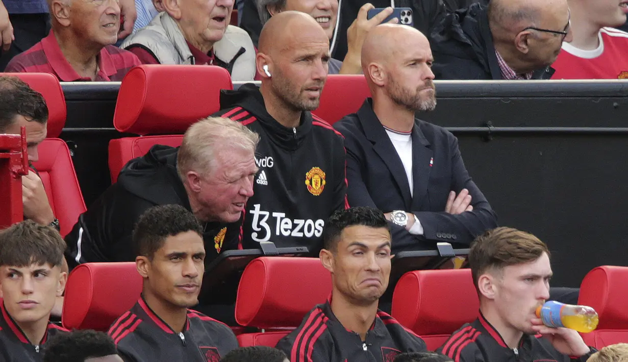 Cristiano Ronaldo mengawali laga perdana Premier League 2022/2023 bersama Manchester United dari bangku cadangan. Ia pun menunjukkan ekspresi kesal dan kekecewaan. (AP via PA/Ian Hodgson)