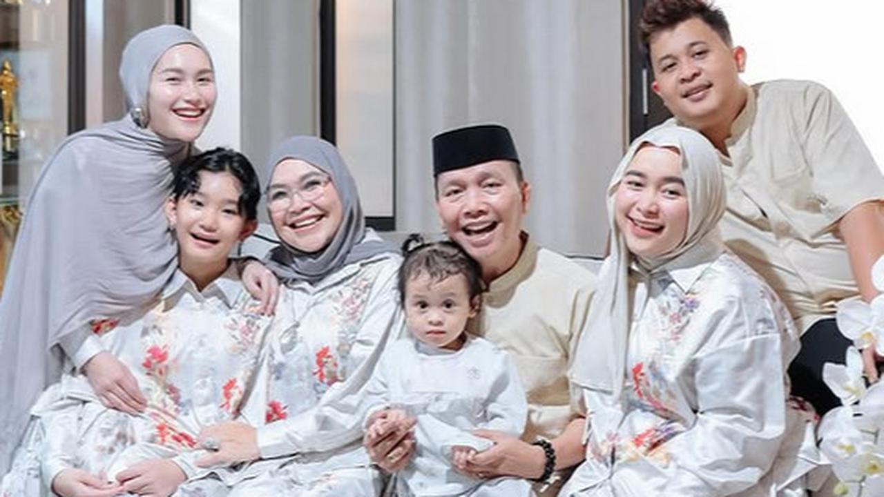 Potret Ayu Ting Ting Kompak Bareng Keluarga Rayakan Idul Adha 2025 dengan Seragam dan Kurban Sapi Limosin