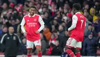 Pemain Arsenal Reiss Nelson (kiri) disambut rekannya Bukayo Saka setelah mencetak gol penentu ke gawang Bournemouth pada lanjutan Liga Inggris 2022/2023, Sabtu (4/3/2023) malam WIB. (AP Photo/Kin Cheung)