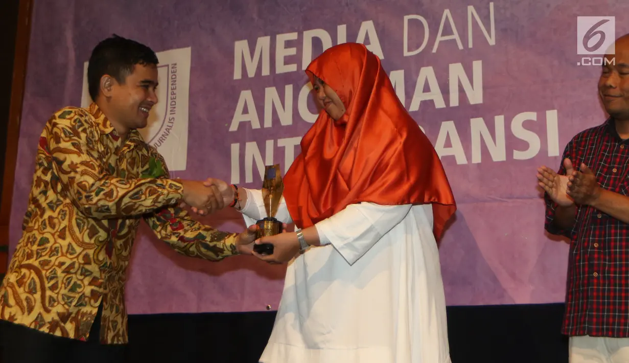 Relawan Kapuas Membaca,  Mayu Fentami saat menerima penghargaan SK Trimurti pada perayaan Ulang Tahun AJI Indonesia, di Jakarta, Senin (07/08). Penghargaan ini merupakan bentuk apresiasi bagi jurnalis atau aktivis perempuan (Liputan6.com/Angga Yuniar)