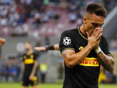 Penyerang Inter Milan, Lautaro Martinez, tampak kecewa usai ditahan imbang Slavia Praha pada laga Liga Champions di Stadion Giuseppe Meazza, Selasa (17/9/2019). Kedua tim bermain imbang 1-1. (AP/Antonio Calanni)