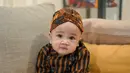 <p>Rayyanza Malik Ahmad tampak imut mengenakan sorjan, tak lupa blangkon Jawanya (FOTO: instagram.com/raffinagita1717)</p>