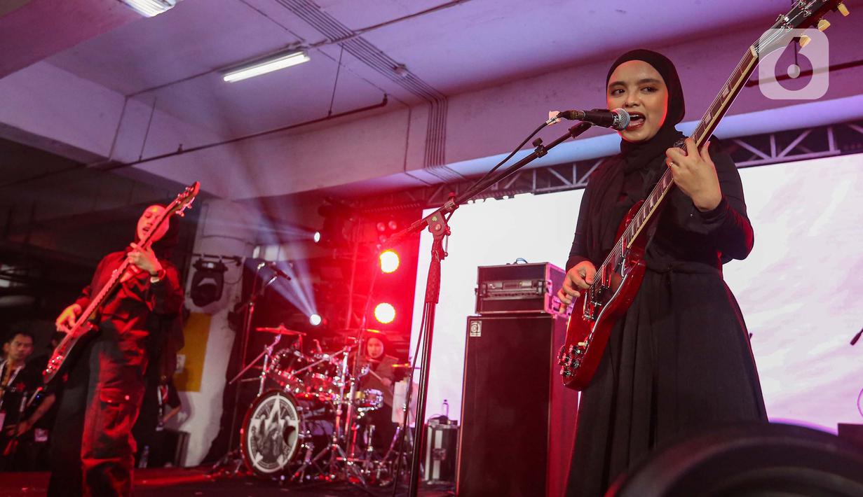 Lewat suara keras dan melodi yang kencang, Voice of Baceprot menyuarakan aspirasi tentang kebebasan berekspresi dan pemberdayaan perempuan. (Liputan6.com/Angga Yuniar)