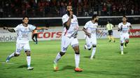 Striker Bali United, Sylvano Comvalius, merayakan golnya ke gawang Perseru di Stadion I Wayan Dipta, Gianyar, Minggu (4/6/2017). (Bola.com/Dok. Bali United)