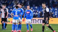 Penyerang Juventus, Cristiano Ronaldo, tertunduk lesu setelah timnya kalah 1-2 dari Napoli pada laga pekan ke-21 Serie A, di Stadio San Paolo, Minggu (26/1/2020). (AFP/Alberto Pizzoli)