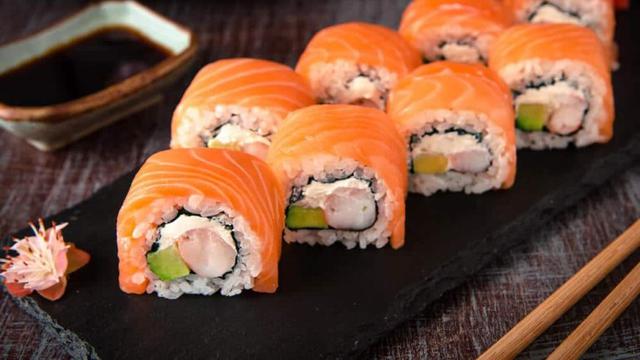 Lengan Pria Ini Diamputasi Usai Makan Sushi