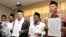 Para ulama pengurus PWNU yang mewakili 29 PCNU se-Indonesia memperlihatkan surat pernyataan saat memberikan keterangan pers di Jakarta, Jumat (14/8/2015). (Liputan6.com/Herman Zakharia)