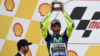 Pebalap Movistar Yamaha, Valentino Rossi, naik podium kedua pada balapan MotoGP Malaysia di Sirkuit Internasional Sepang, Minggu (30/10/2016). (Crash)