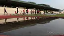 Suasana sesi latihan fisik atlet Taekwondo di GOR Rawamangun, Jakarta, (12/7/2017). (Bola.com/Nicklass Hanoatubun)