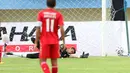 Shahar Ginanjar berusaha menghalau bola namun tembakan kencang Irsyad Maulana membuat bola menembus jala pada laga Piala Jenderal Sudirman di Stadion Manahan,Solo, Selasa(15/12/2015). (Bola.com/Nicklas Hanoatubun)