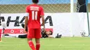 Shahar Ginanjar berusaha menghalau bola namun tembakan kencang Irsyad Maulana membuat bola menembus jala pada laga Piala Jenderal Sudirman di Stadion Manahan,Solo, Selasa(15/12/2015). (Bola.com/Nicklas Hanoatubun)