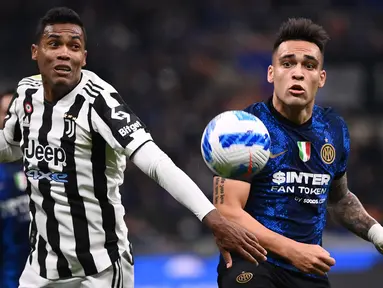Laga bertajuk Derby d'Italia pada giornata kesembilan Liga Italia 2021/2022 berakhir imbang. Inter Milan yang unggul terlebih dahulu mampu disamakan oleh Juventus di menit-menit akhir pertandingan. (AFP/Marco Bertorello)
