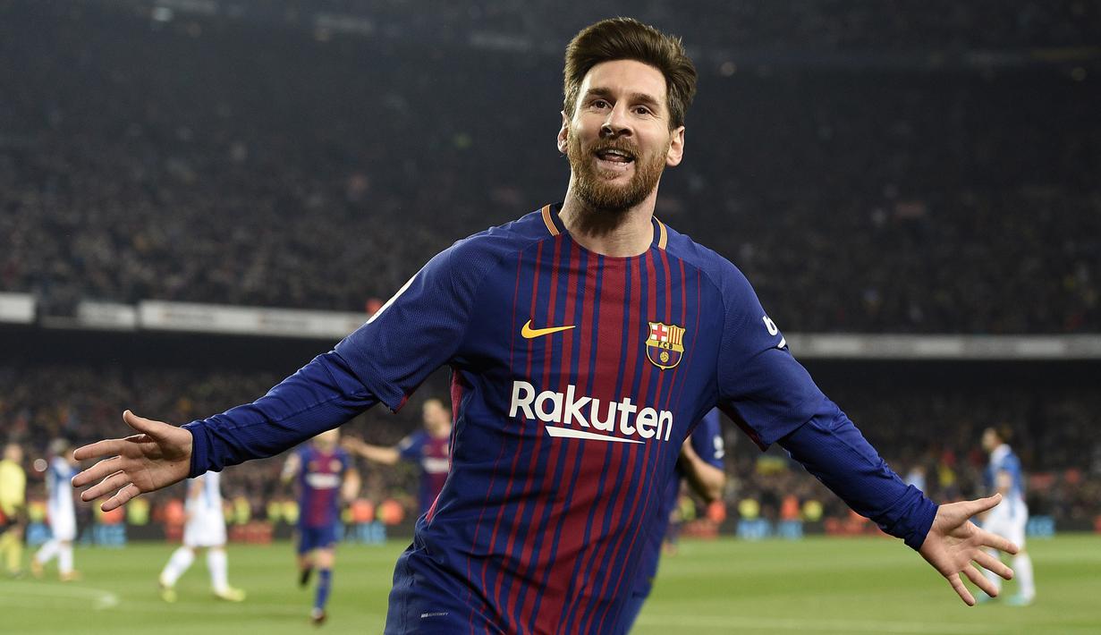 9. Lionel Messi - Bagi pemain yang mencetak 73 gol musim lalu, Messi adalah pemain yang sangat tidak egois ciptakan banyak umpan mematikan bagi kubu lawan. Inilah yang membuatnya begitu istimewa dan menjadi pembeda dengan Ronaldo. (AFP/Lluis Gene)