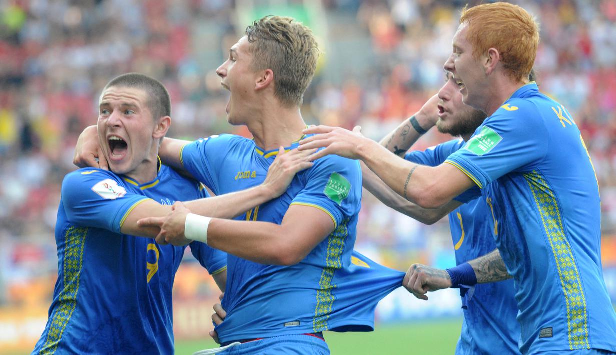 Para pemain Ukraina merayakan gol ke gawang Korea Selatan dalam laga final Piala Dunia U-20 2019 di Lodz, Polandia (15/6/2019). Ukraina tercatat baru satu kali menjuarai Piala Dunia U-20 pada edisi terakhir 2019 di Polandia. Di partai final Ukraina mengalahkan Korea Selatan 3-1. (AFP/Alik Keplicz)