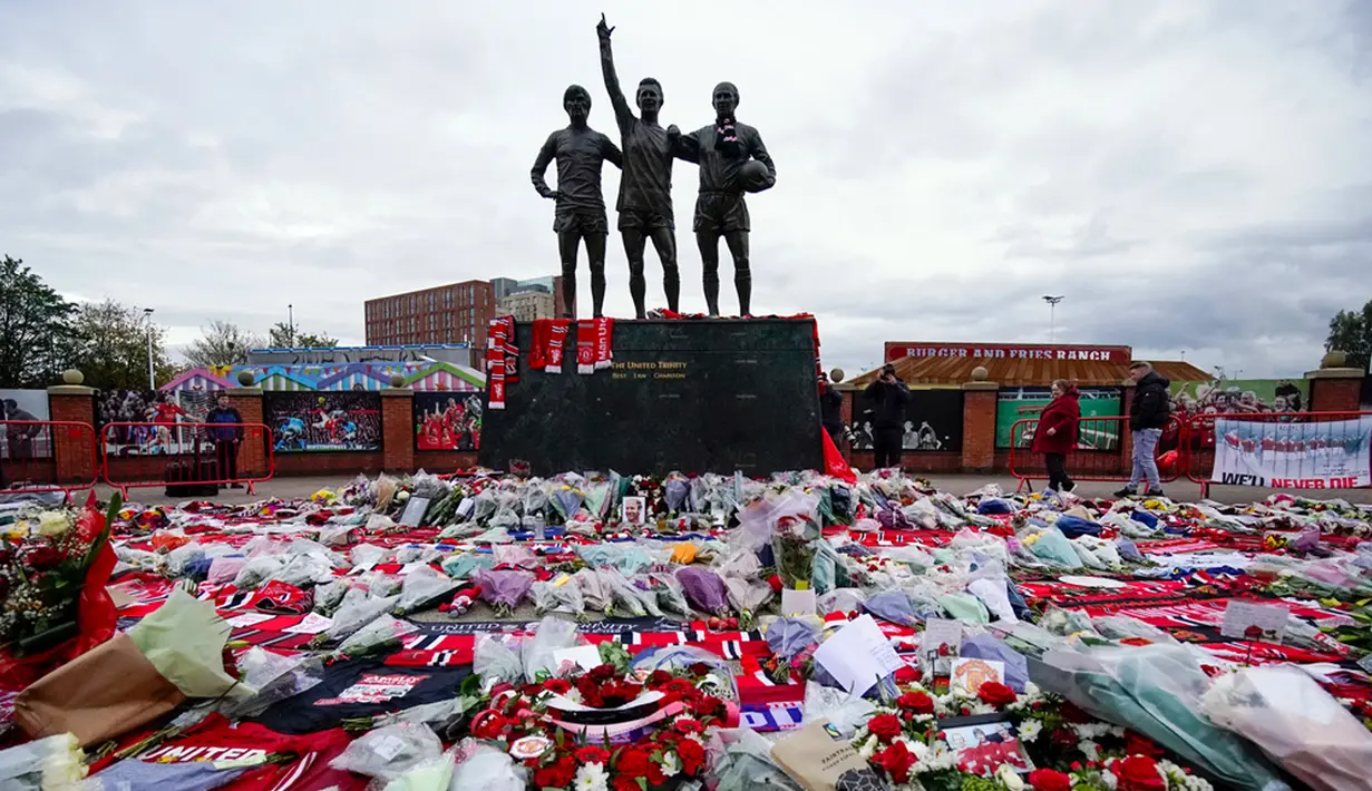 "(Patungnya) ada di depan Old Trafford, bersama Denis Law dan George Best. Dia selalu bersama kami dan mereka selalu menjadi inspirasi besar bagi kami, setiap hari, dan setiap pertandingan," ujar Erik Ten Hag menambahkan. (AP Photo/Dave Thompson)