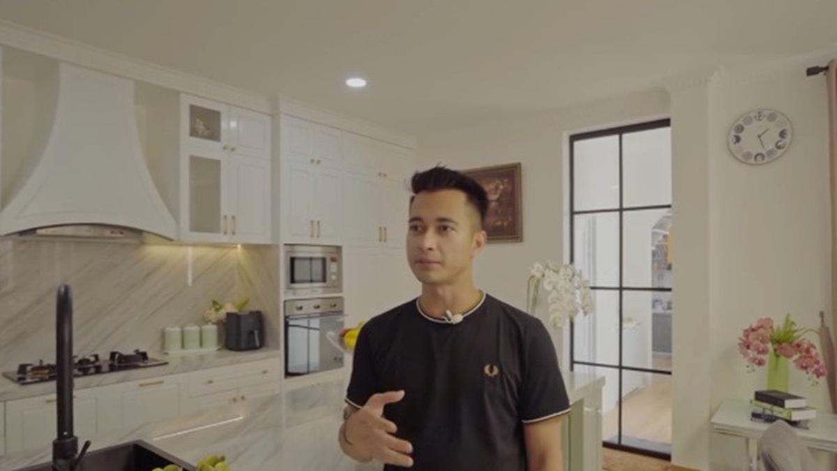 Intip 9 Foto Dapur Rumah Eza Gionino, Perpaduan Elegan Klasik dan Mewah Modern
