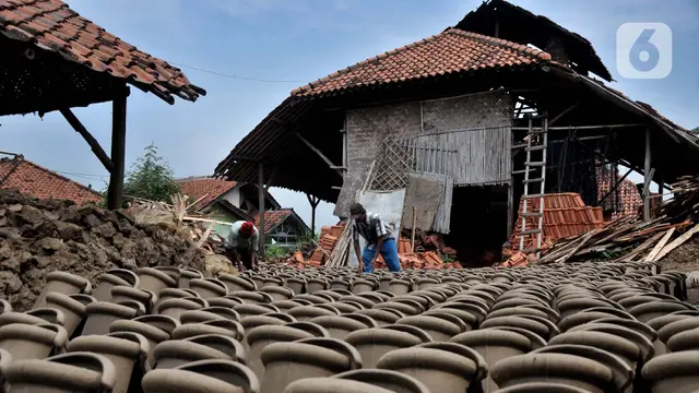 Pabrik Genteng Jatiwangi Bertahan di Era Modern