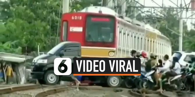 VIDEO: Viral Rekaman Mobil dan Motor Terobos Perlintasan KA