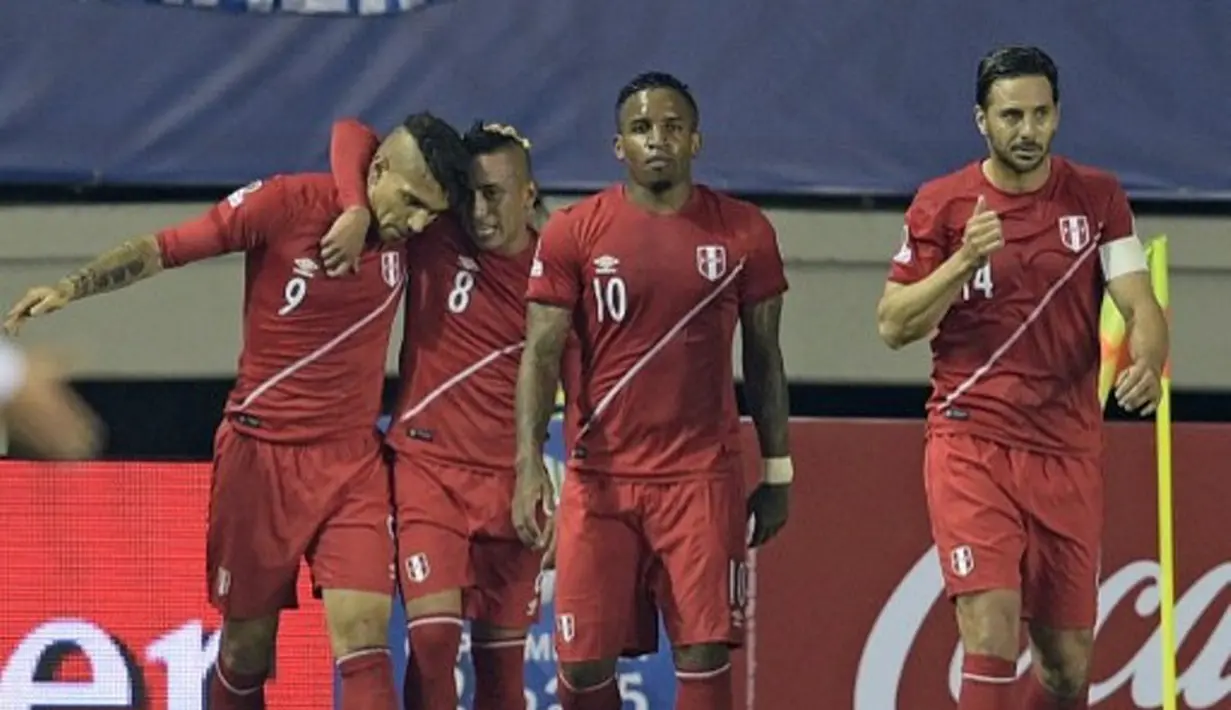 Pemain Peru merayakan gol yang di cetak Jose Paolo Guerrero. (AFP PHOTO/JUAN MABROMATA)