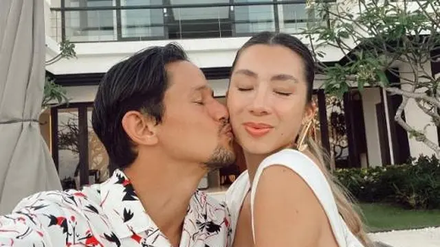 Pasangan artis memilih menikah di luar negeri karena berbeda agama. (Foto: Marcell Siahaan dan Rima Melati Adams/Instagram)
