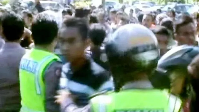 Minta Dipekerjakan, Demo Warga Babakan Madang Ricuh