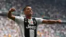 Pemain Juventus, Cristiano Ronaldo melakukan selebrasi usai mencetak gol ke gawang Sassuolo di Stadion Allianz, Turin, Italia, Minggu (16/9). Ronaldo membutuhkan waktu 320 menit untuk mencetak gol perdananya bagi Juventus. (Miguel MEDINA/AFP)